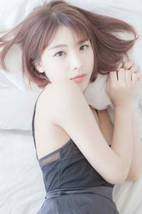 美女与虎鲨共舞