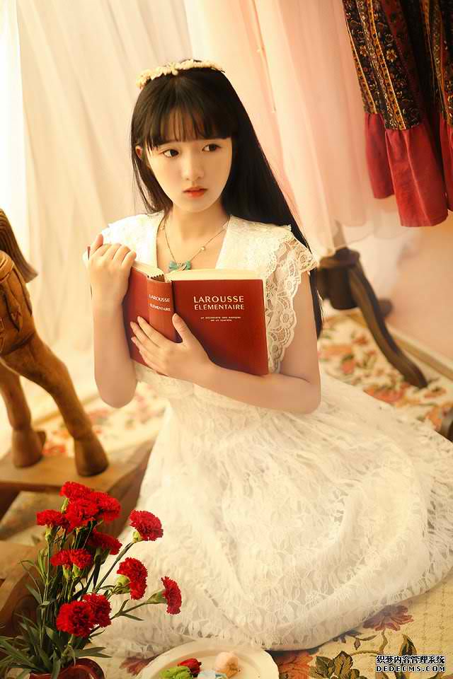 阳光中的裸女